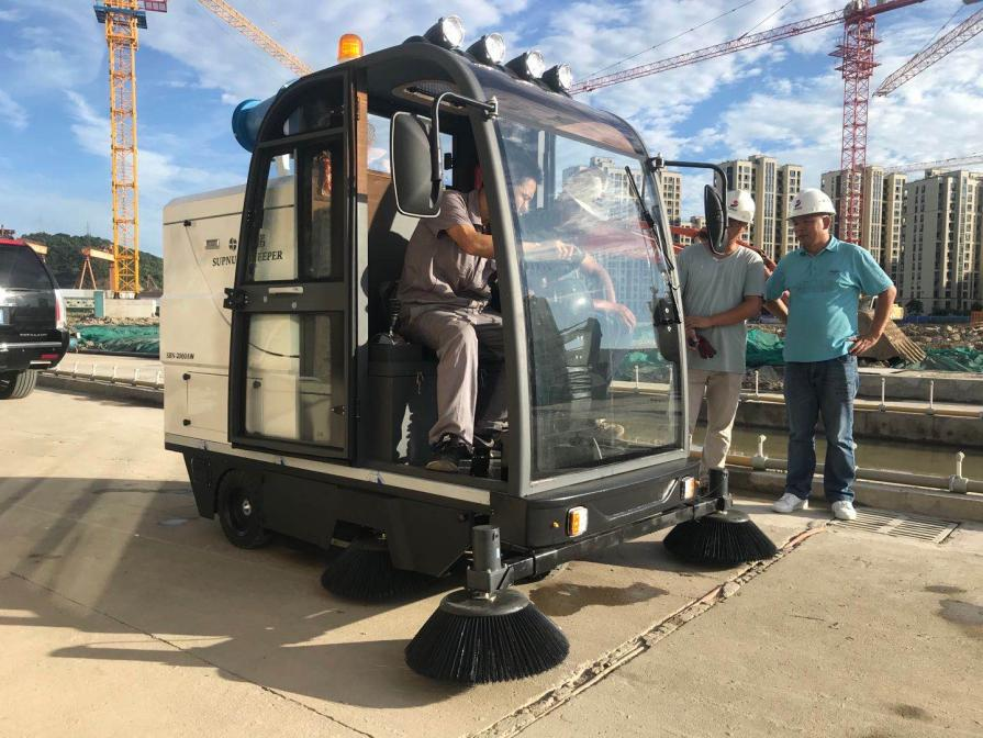 平湖龙海市电动清扫车：现代城市清洁的新解决方案